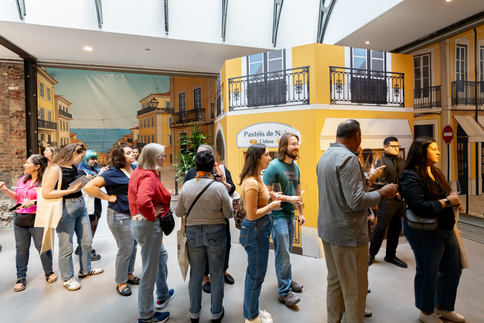Crowd of 14 people in a show about taditional food, wine and culture of Portugal