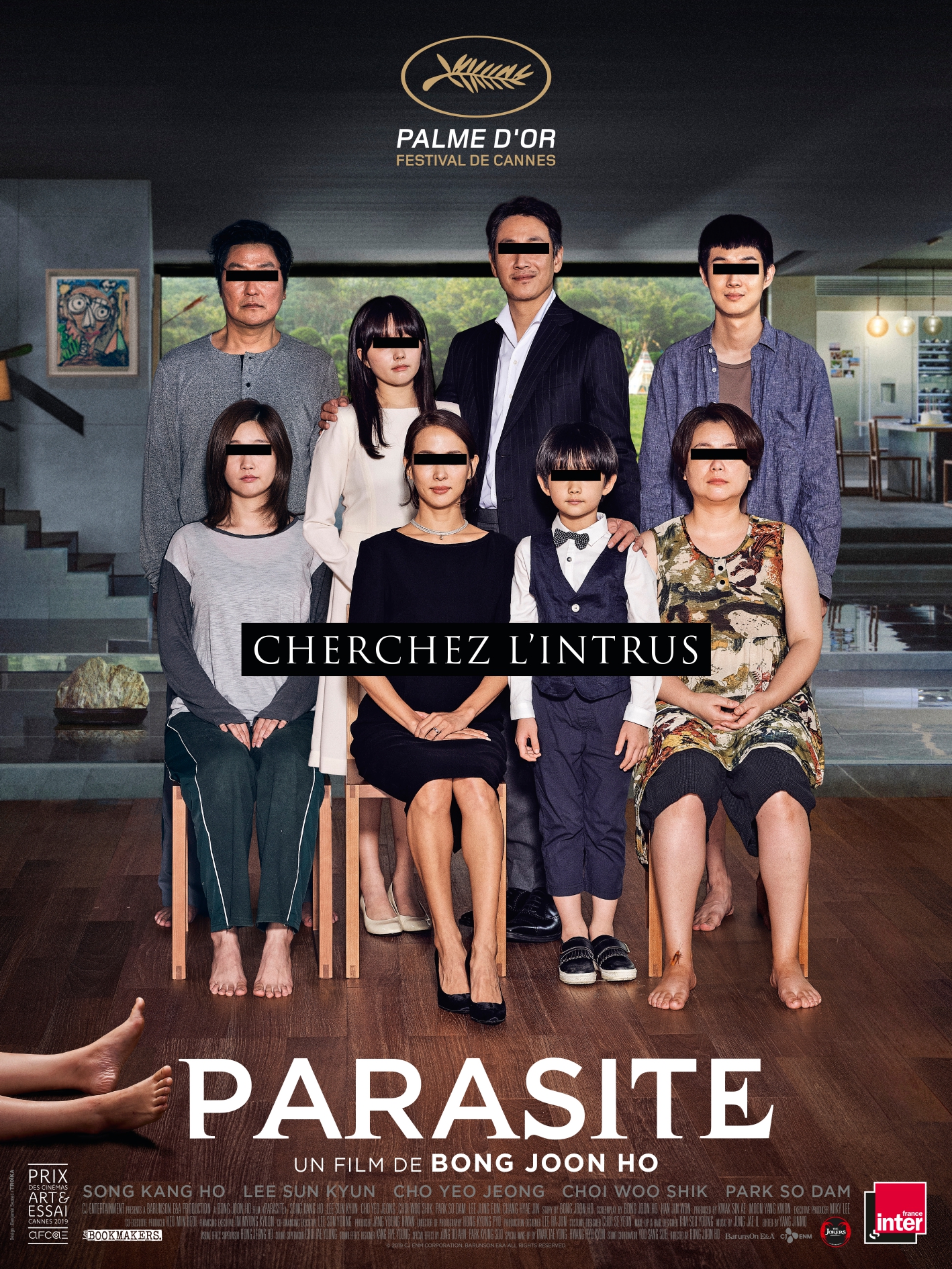 Promotional poster for the film "Parasite" by Bong Joon Ho with family members posed in a living room setting