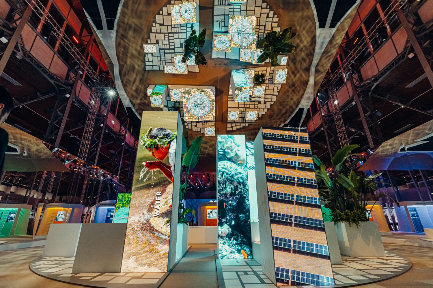 art structure with screen for exposition